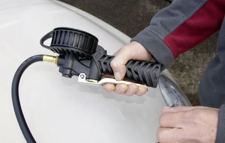 KRAFTWERK Reifenfüller Mit Analog-Manometer 4 KRAFTWERK Reifenfüller Mit Analog-Manometer – Bild 2