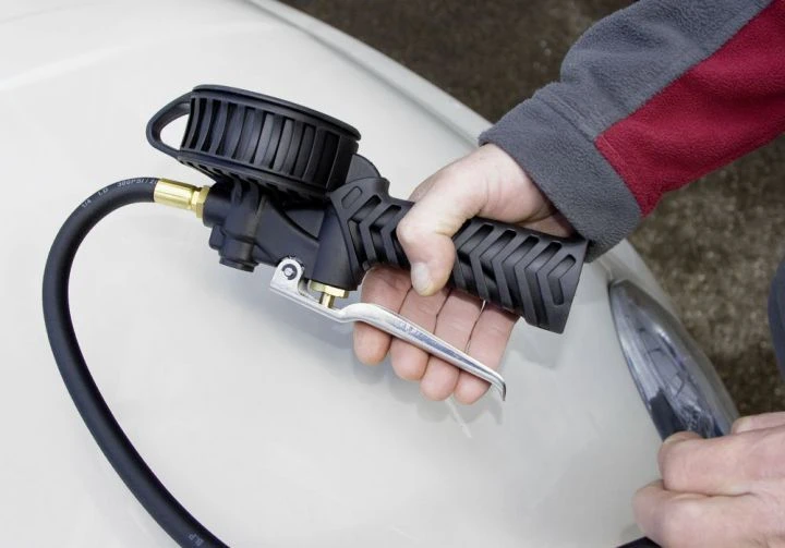 KRAFTWERK Reifenfüller Mit Analog-Manometer 6 KRAFTWERK Reifenfüller Mit Analog-Manometer – Bild 4