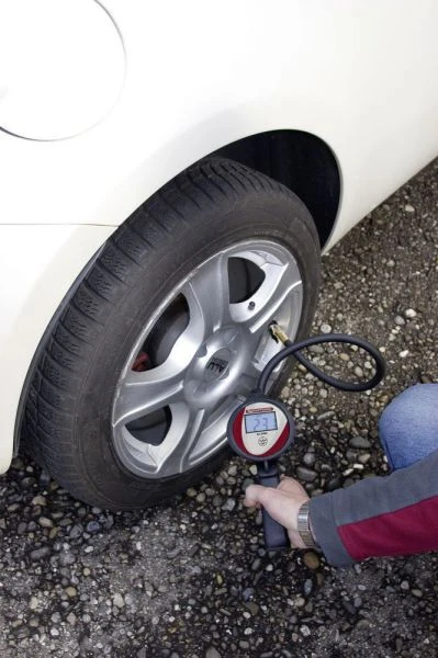 KRAFTWERK Reifenfüller Mit Digital-Anzeige 7 KRAFTWERK Reifenfüller Mit Digital-Anzeige – Bild 5